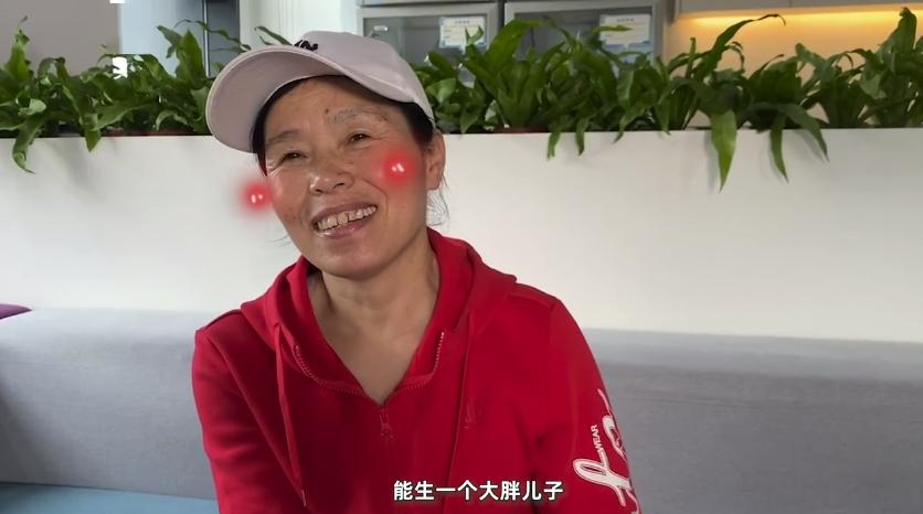 妈妈说,儿子阳光开朗又上进,还没毕业就拿到阿里巴巴的证书.