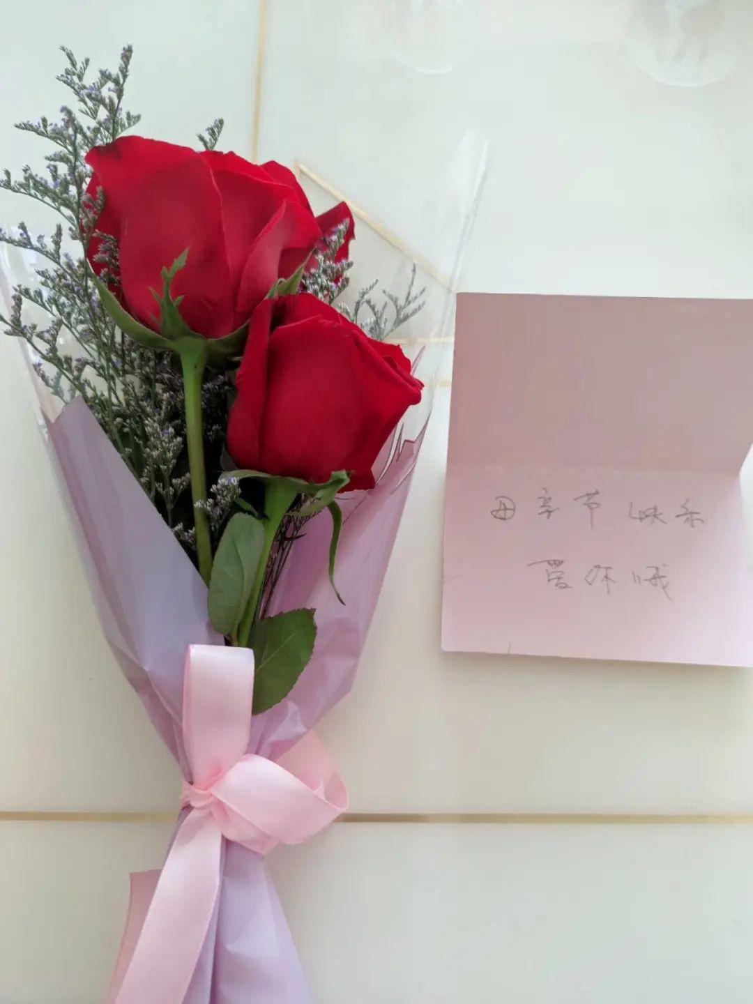 财经学院开展爱在心中感恩更美之母亲节献花活动