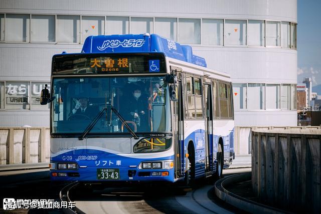 高架轨道上跑公交车司机像开火车带您见识名古屋的导轨巴士