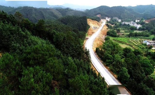 蒙山至金田公路(蒙山至平南大鹏段)起于梧州市蒙山县县城南面新联村