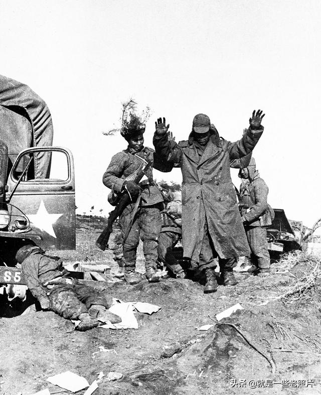 1/ 7 朝鲜战争中向中国人民志愿军投降的两名美军士兵.