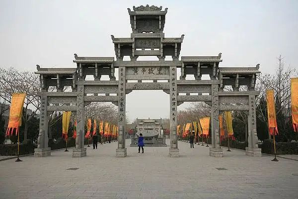 軒轅故里祠前區,由南向北依次為漢代石闕,日晷,指南車,四柱石坊,軒轅