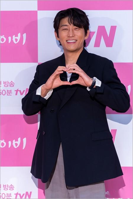 5月13日 下午,张娜拉,高俊,朴秉恩,郑干柱等韩国艺人在首尔出席tvn