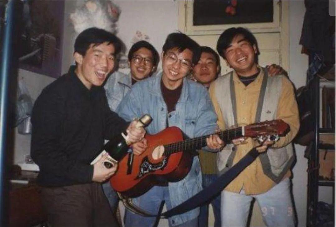 从70后到00后 | 大学生入学神器变迁_年代