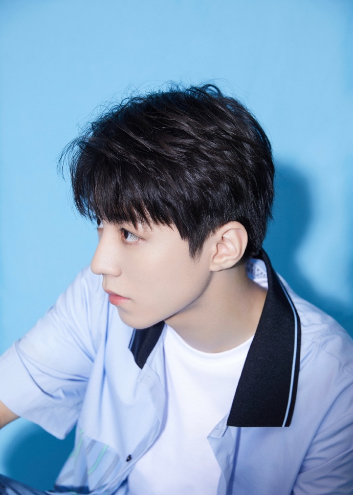 王俊凯写真清秀少年感足 穿清爽蓝衬衫眼神超温柔