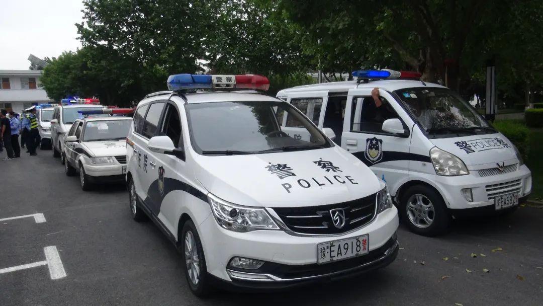 随即,警灯闪烁,警笛鸣响,30余辆巡逻车,警车分成5组对全镇50个行政村