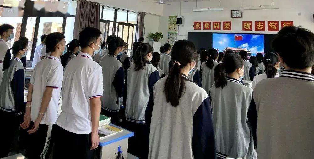 现在我宣布,上饶市一中新校区升旗仪式现在开始,全体起立.