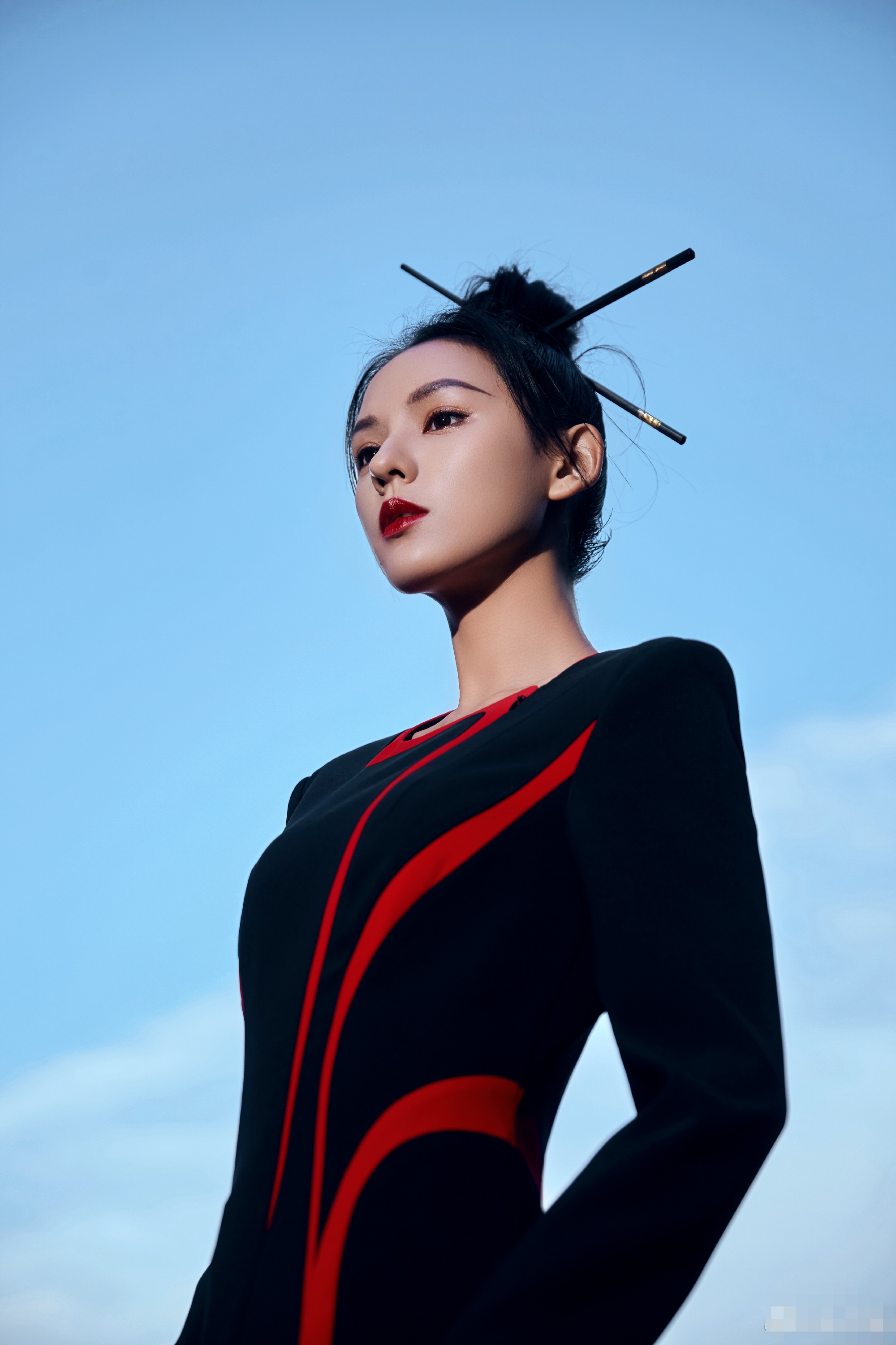 原创张予曦更新美照梳哪吒头穿露肩旗袍娇艳猫系太可人