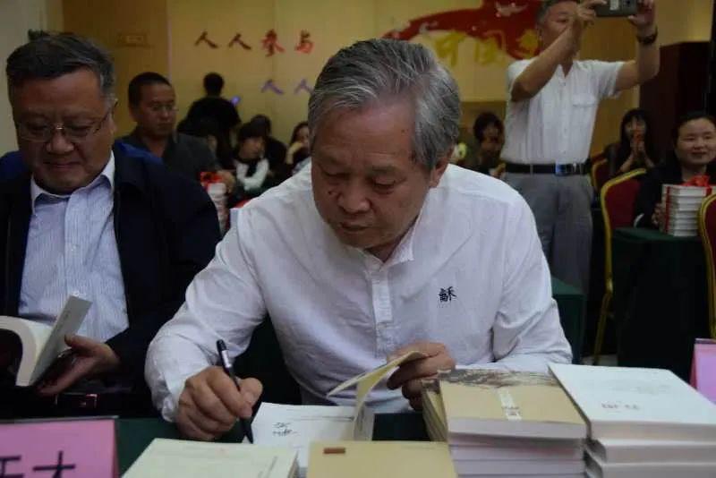 著名作家和谷向铜川图书馆捐赠图书