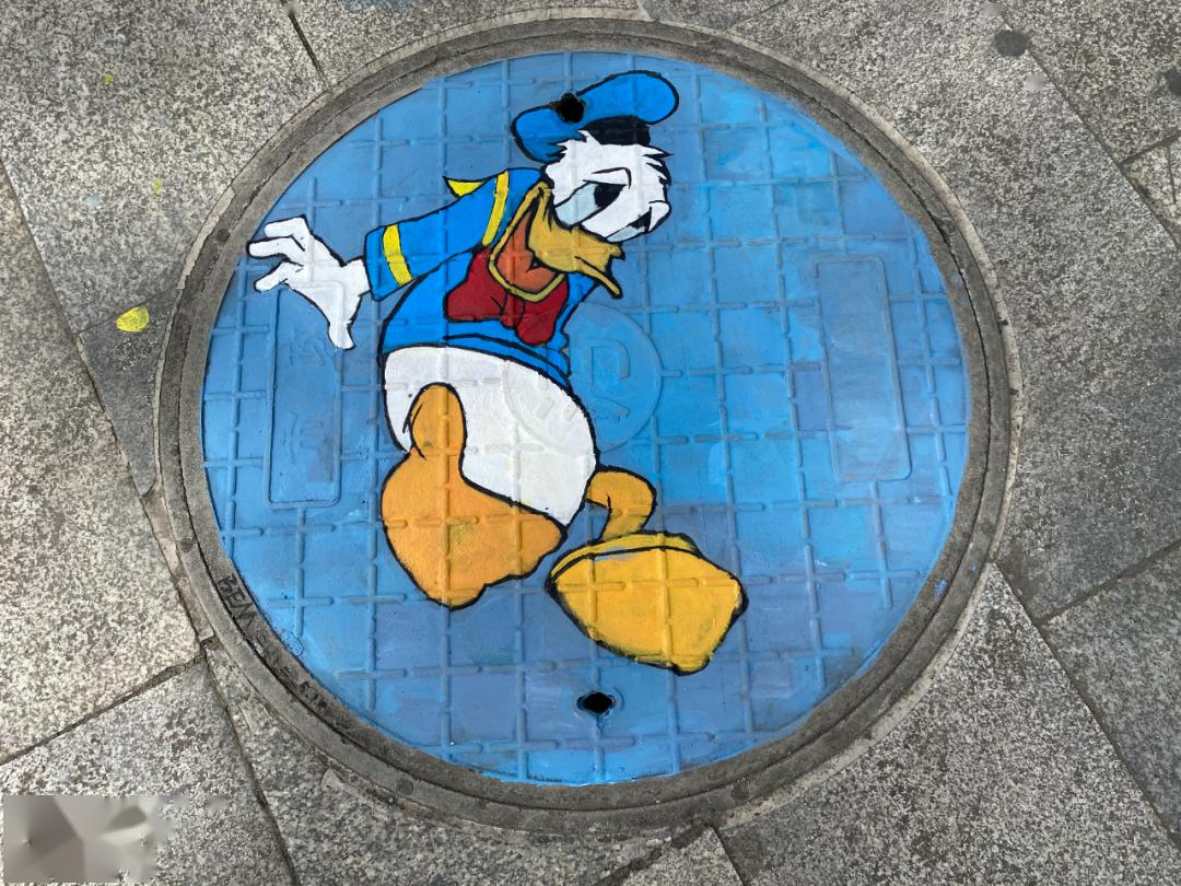 青川井盖变景盖创意涂鸦扮靓熊猫家园