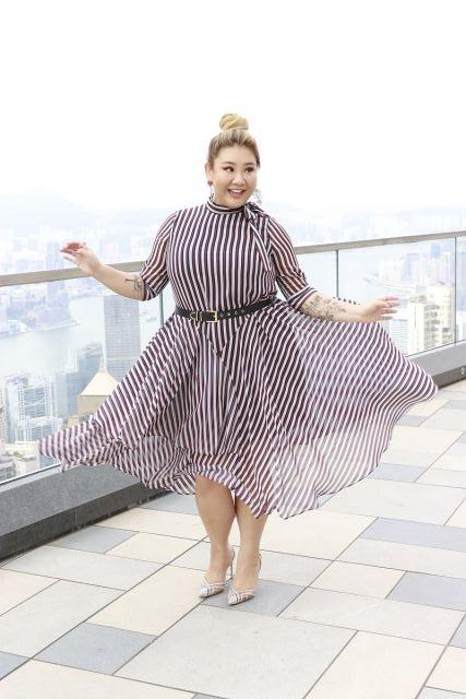 原创郑欣宜不能再胖了母亲节踩高跟鞋出席活动中场不得不换平底鞋