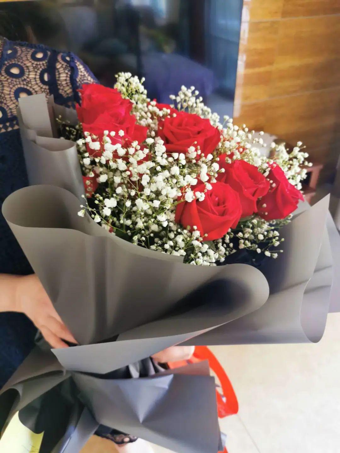 财经学院开展爱在心中感恩更美之母亲节献花活动