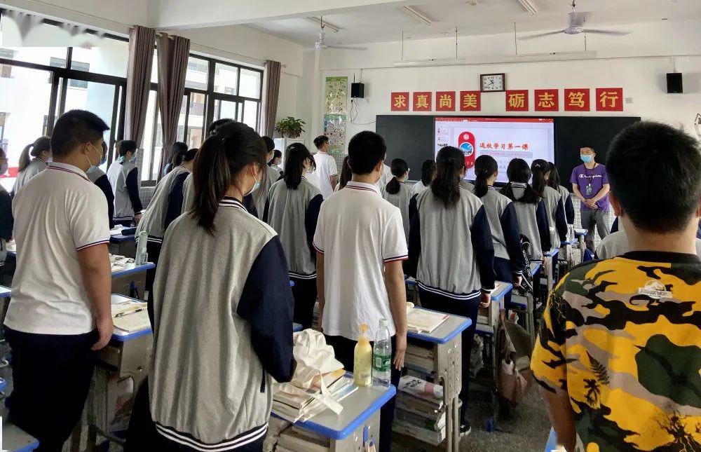 现在我宣布,上饶市一中新校区升旗仪式现在开始,全体起立.