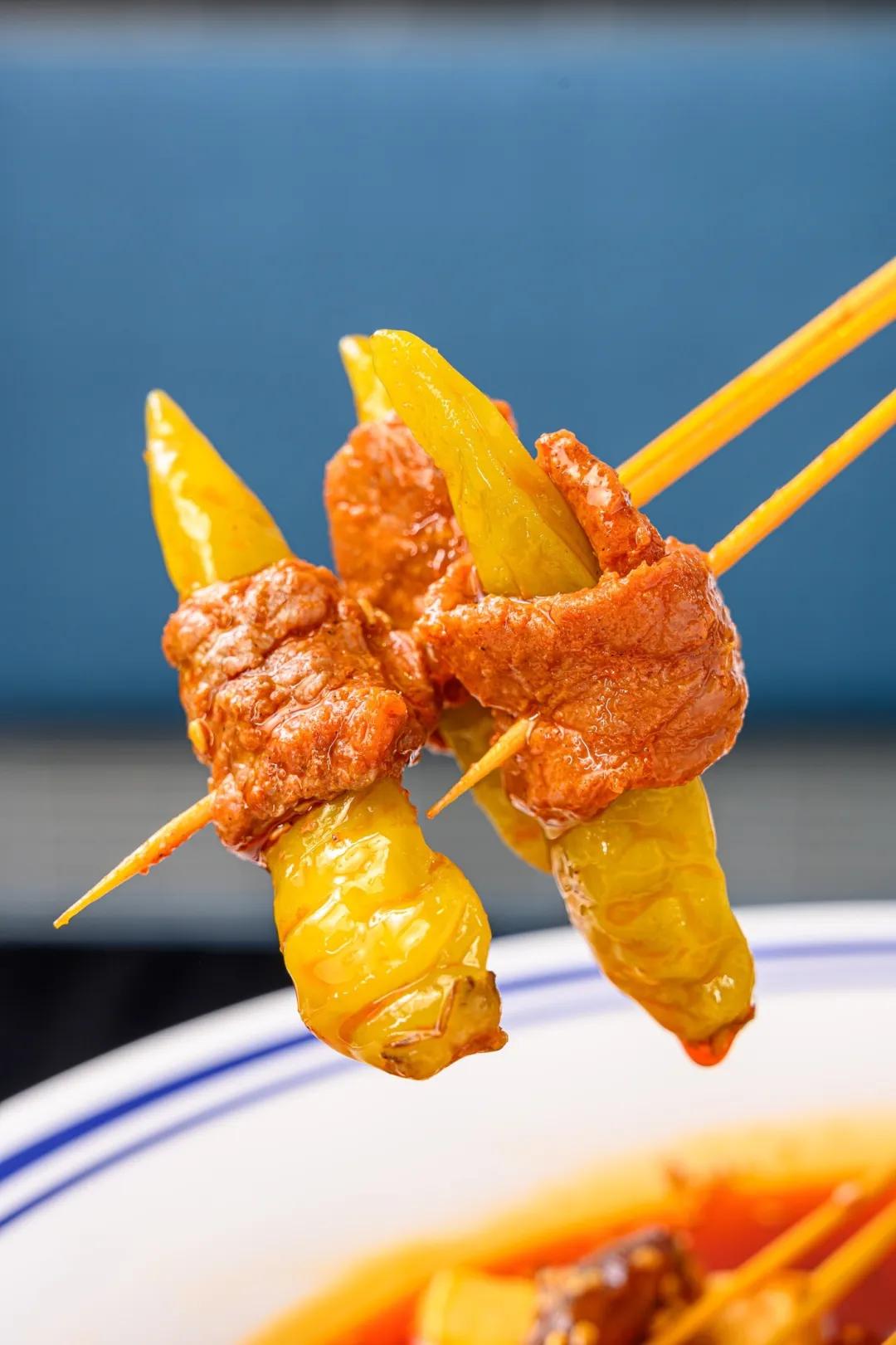 泡椒牛肉热串照样荤素搭配吃起来不累,吃上头了蘸蘸油碟,口感有惊喜哟