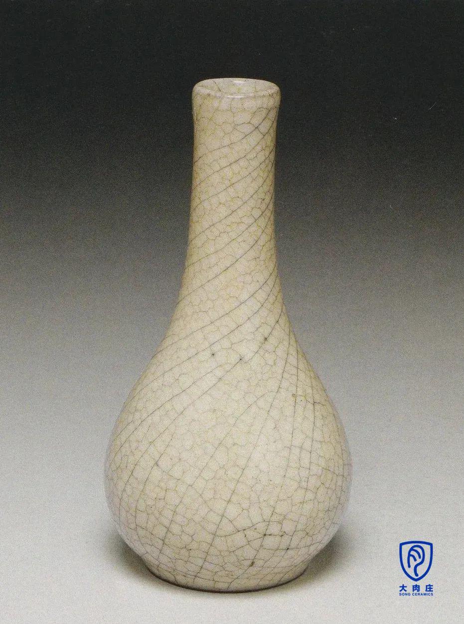 南宋 官窑胆瓶从传世和考古的角度来看,宋代的胆瓶出现得非常多,当时