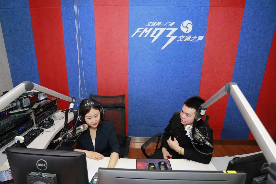 fm93交通之声主持人图片