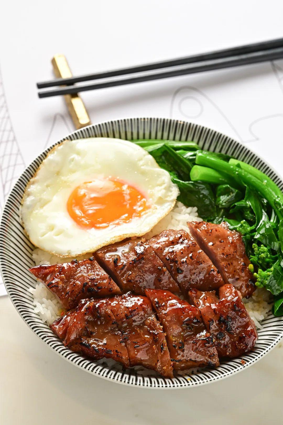 食神黑豚叉烧饭 ●每只虾都是经过精挑细选,搭配独特风味的蒜蓉