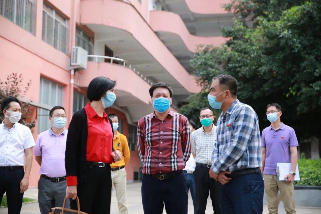 连江一中鲤鱼山分校,连江第二实验小学,凤城中学等地,听取了学校负责