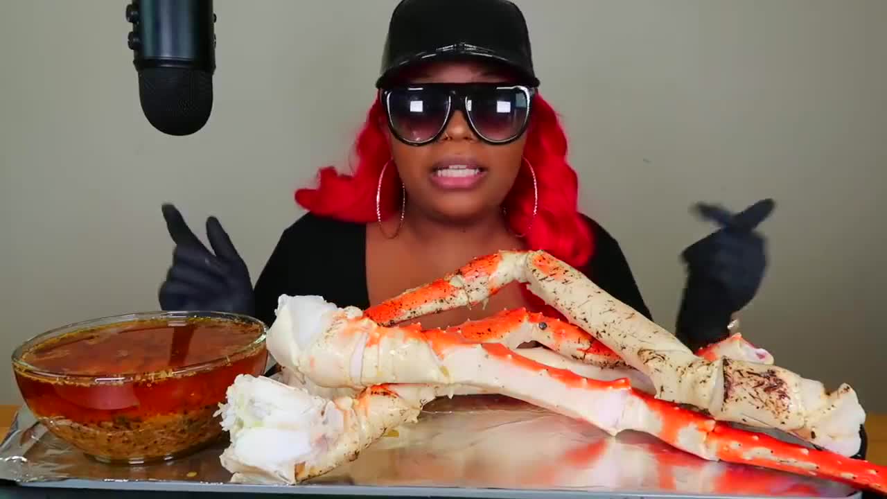 美国黑人吃播阿姨,吃巨型帝王蟹腿和红油辣酱,这吃相不一般