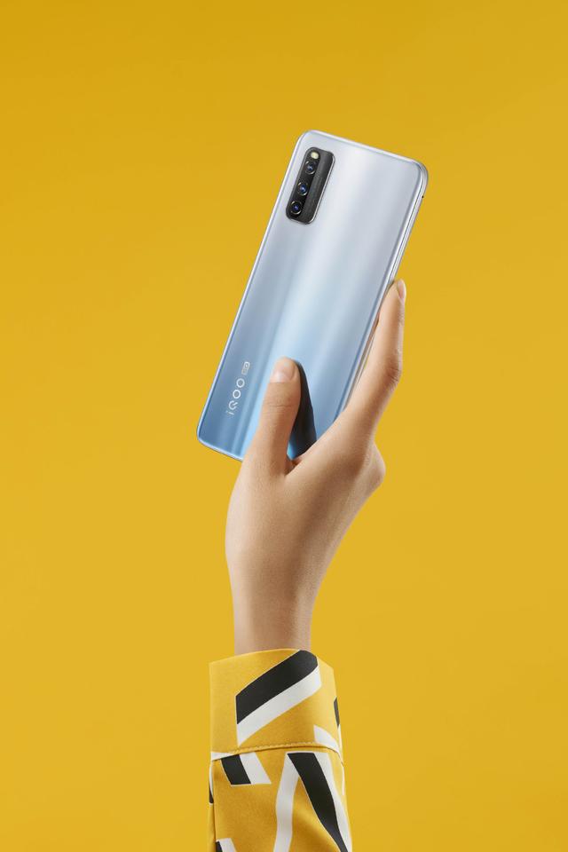 1/3手机狐狐网友pttxuc2z天玑1000 还挺强,艾酷这款手机很值得期待.