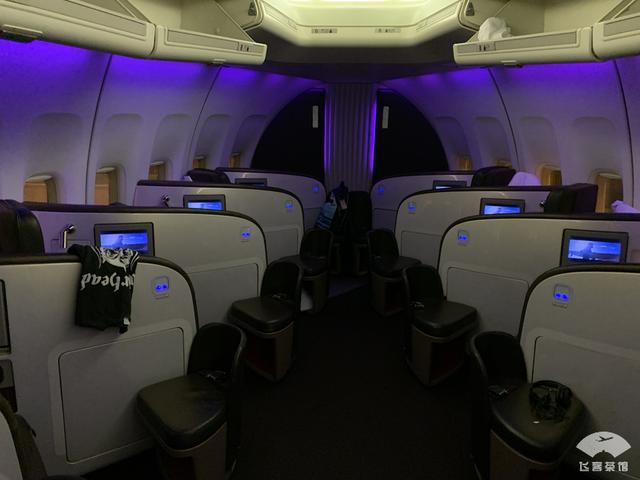 灯光稍微有些暗了特别一提的是维珍747二楼并不是商务舱～二楼而是以