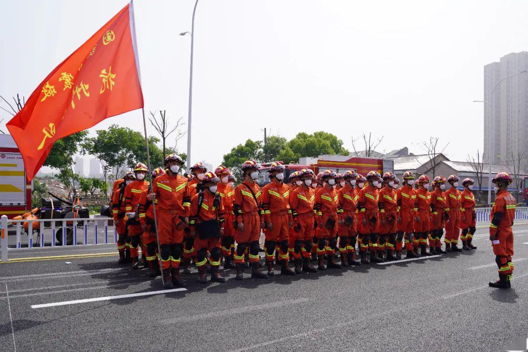 此次演練模擬某地發生地震後,杭州消防支隊第一時間集結154人和13條