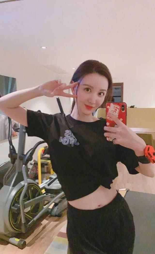 67张萌露脐装露出小蛮腰,大龄女性,如何减掉肚子赘肉?