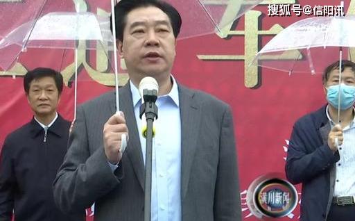 县委书记赵亮宣布312国道潢川县城区段改建工程竣工通车.