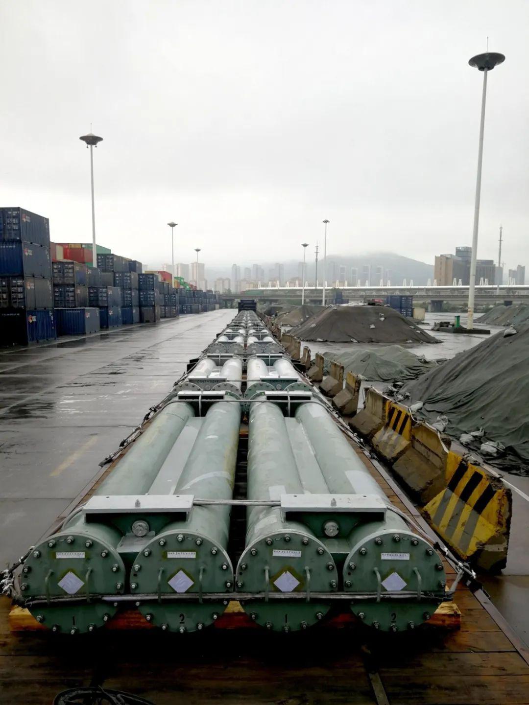 连云港中远海运物流顺利操作首次空容器组件铁路平板车业务