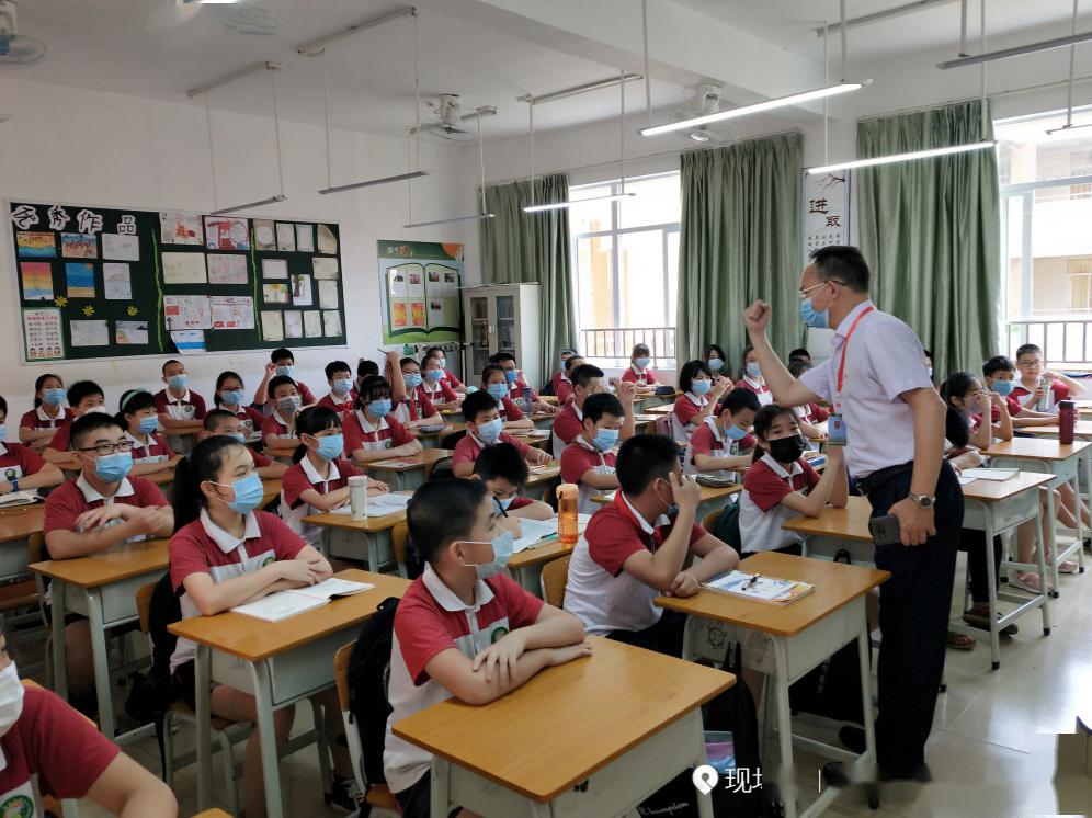 而我在等你学生齐上复学第一课化州市第八小学学生进门口时必须