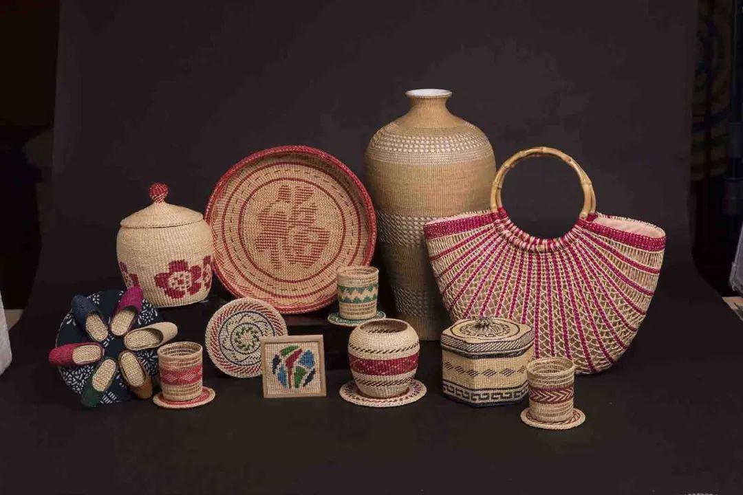 雕琢匠心以劳育美黄草在指端咫尺匠心难徐行草编云展览圆满结束