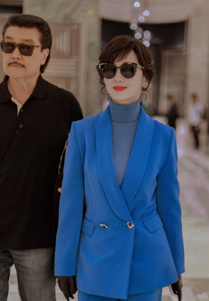 赵雅芝穿宝蓝西服套装干练优雅 老公陪伴恩爱甜蜜