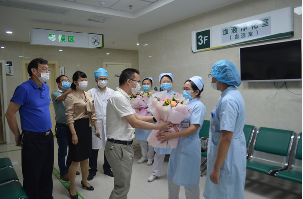 慰问中,刘阳青副区长从热闹的门诊到安静的病房,每到一处,领导都亲手