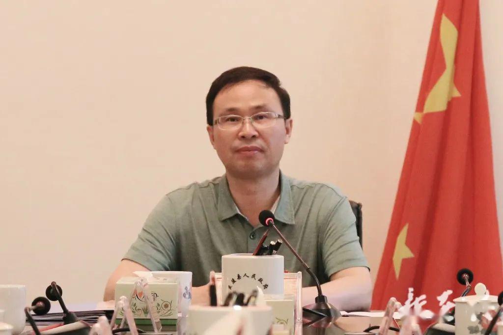 炎陵县第十七届人民政府第46次常务会议召开