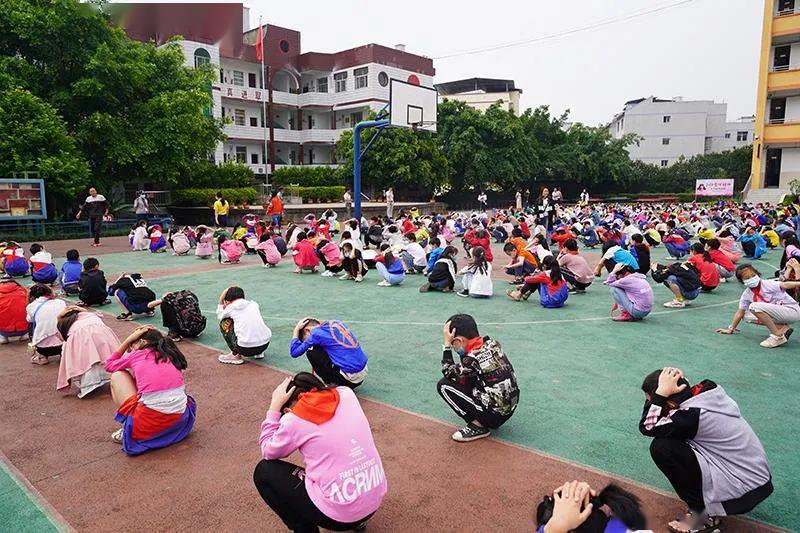 防灾减灾重庆双桥经开区消防防灾减灾宣传进校园师生体验逃生自救