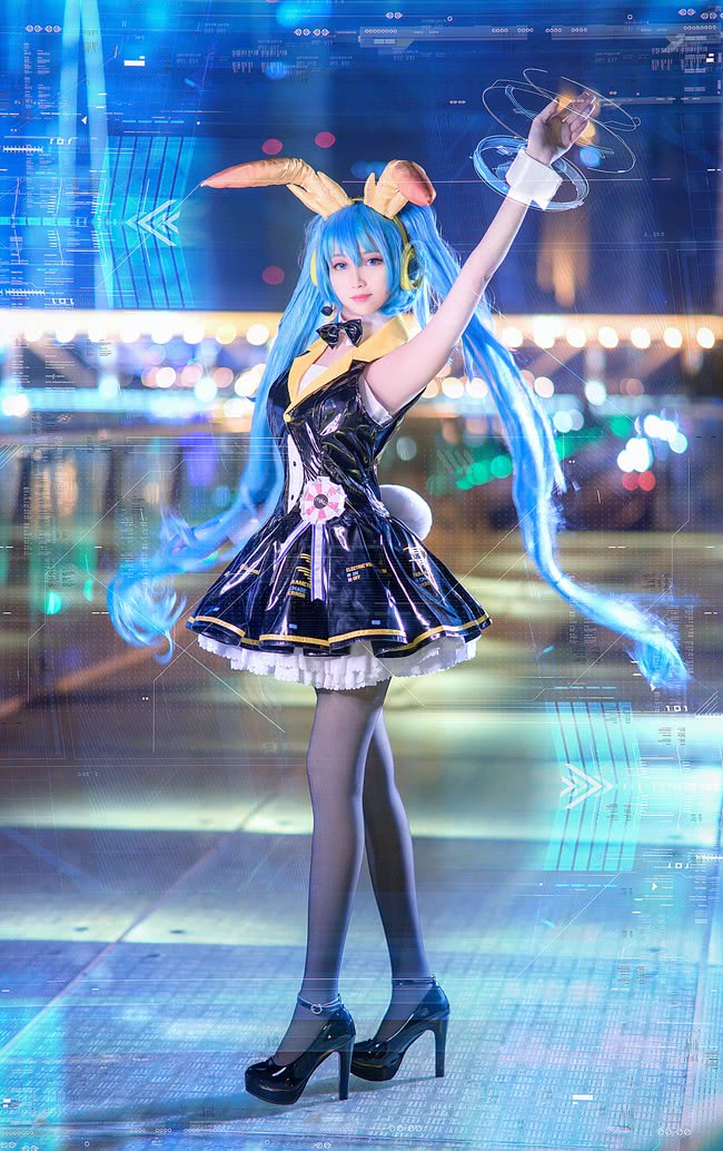 cos初音未来特效小姐姐看到腿后不淡定了