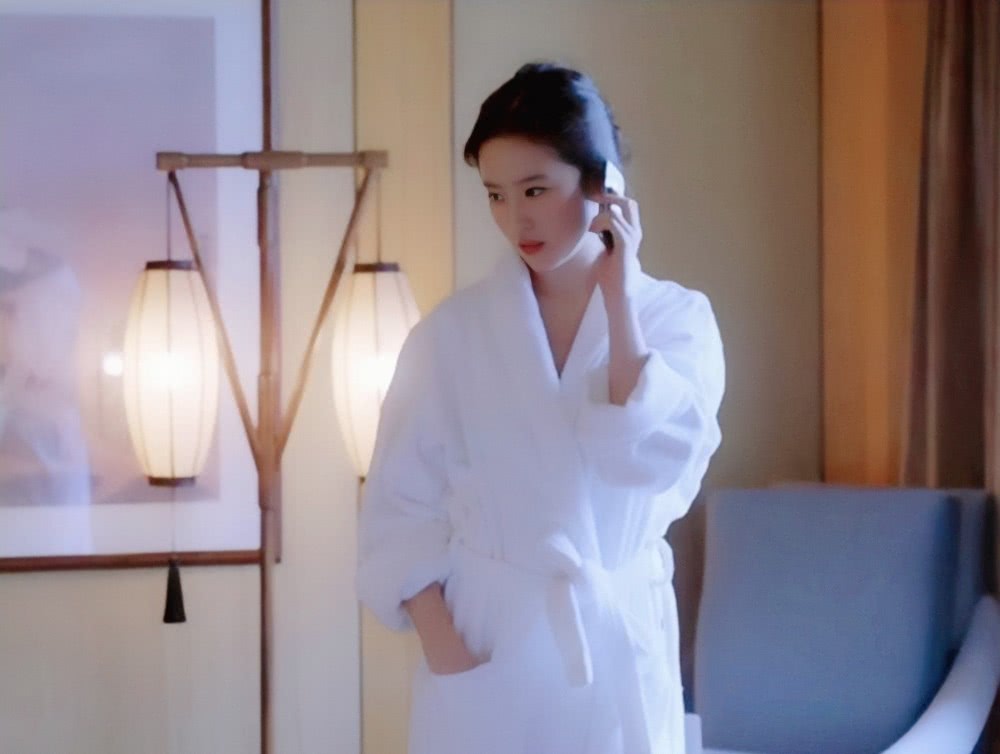 刚洗完澡长啥样?刘亦菲皮肤白皙,裹浴袍接电话太美了