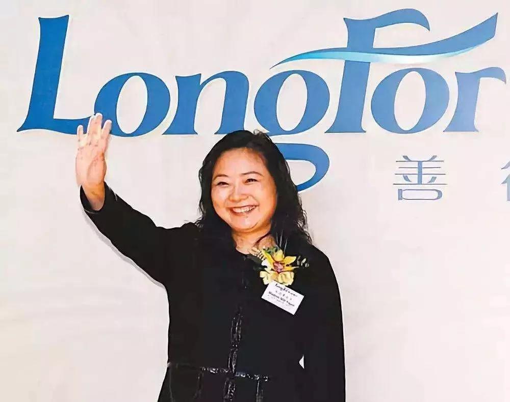 原创龙湖女老板吴亚军又登富豪榜把女儿也带成百亿富翁还会做旗袍