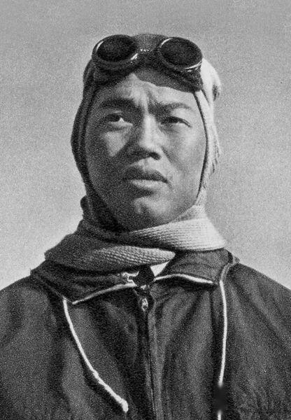 8000米雪峰之上的攀登者_登山