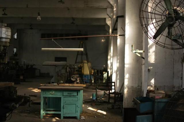 废弃工厂探险工人好像离开的很匆忙什么都没有带走