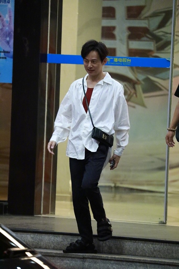 何炅穿白衬衫背精致小包现身 黑色拖鞋十分抢镜
