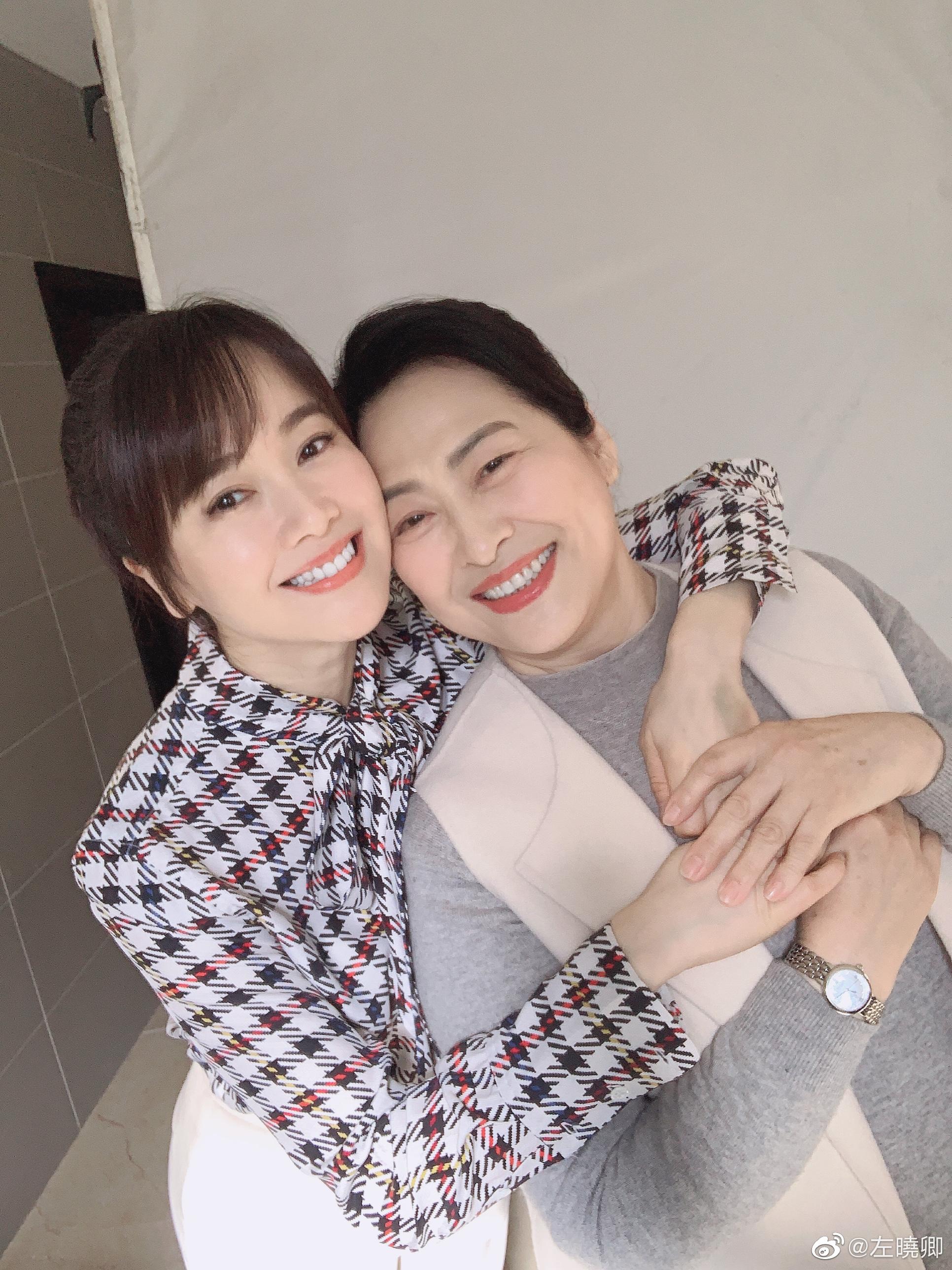 左小青与许娣的合照美颜盖住了皱纹却挡不住她的优雅气质
