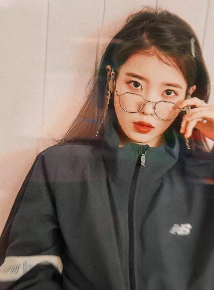 iu获"最适合戴眼镜的女艺人"投票榜单第二位