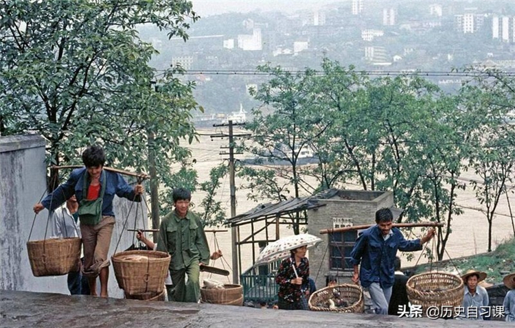 重慶輪渡碼頭.路邊早餐攤點.挑著兩筐子菜.茶館裡喝茶聊天的男人.