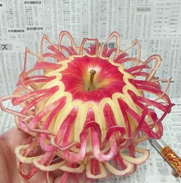 他能把苹果玩出花儿来这位40岁大叔的carving真的很赞