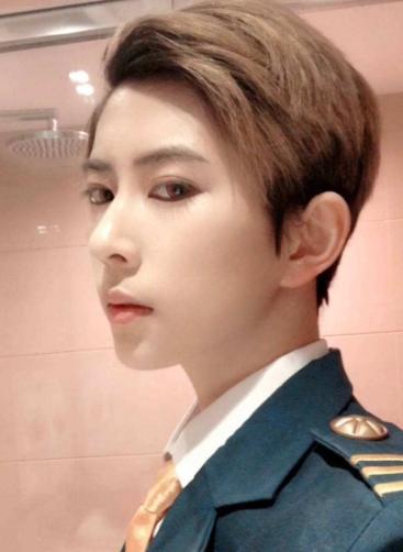 男装大佬熊祁刚出道时什么样?杀马特造型辣眼睛,侧颜帅到掉渣_熊叔