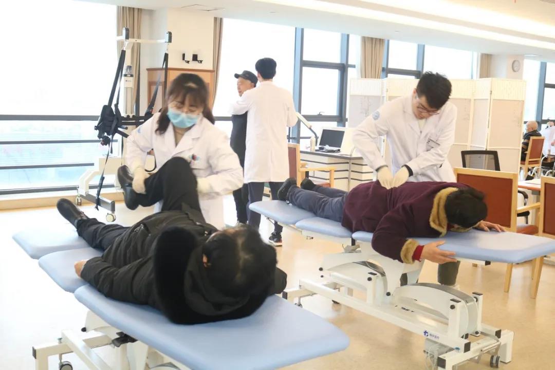 无锡国济康复医院:父亲突发脑梗偏瘫,让她后悔不已!