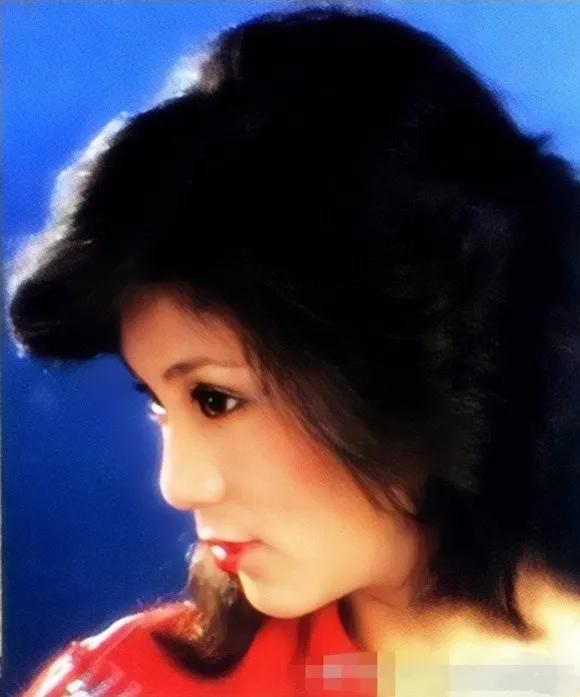 原创翁美玲逝世35周年罕见美照曝光生前为情所困去世后跟母亲合葬