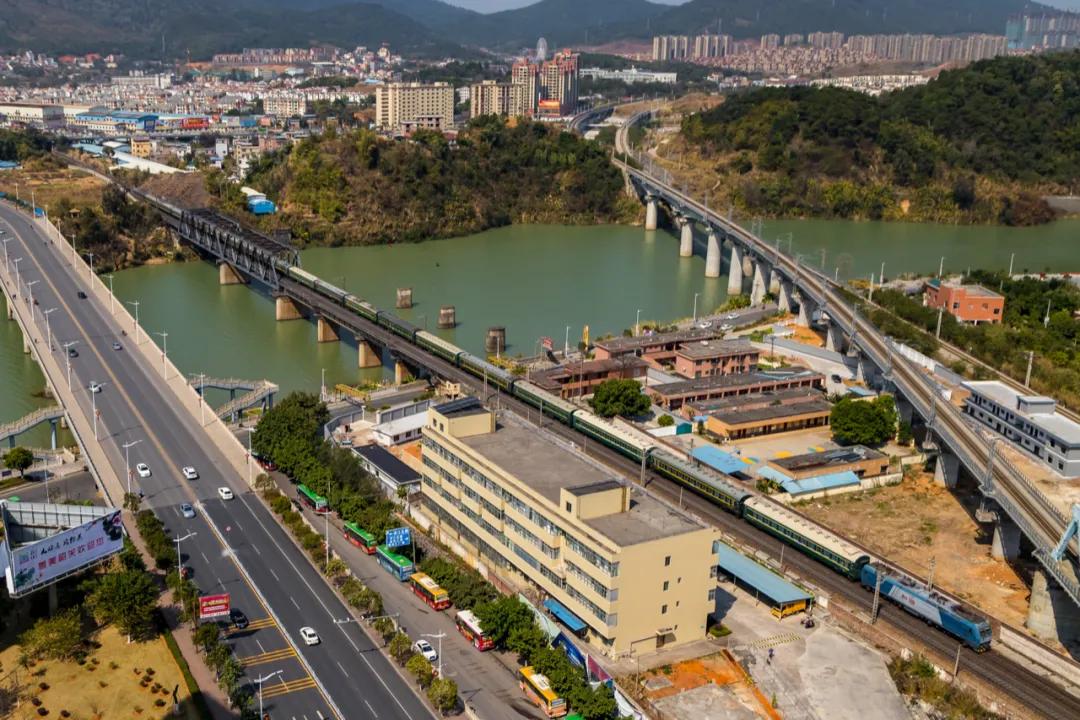 京廣鐵路,跨過了韶關的湞江大橋.