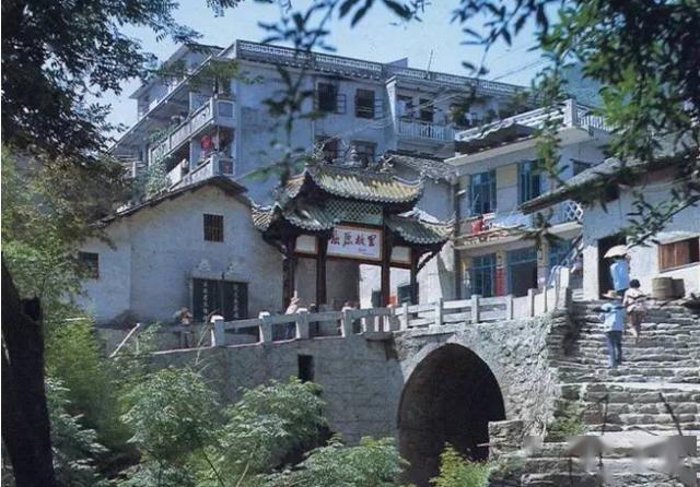 县城最初是在大江对岸,后来称作"旧县坪",巴东老城坐落在位于长江南岸